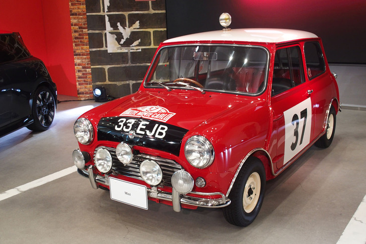 1964年のモンテカルロラリー仕様にカスタマイズされた「モーリスMiniクーパー」。