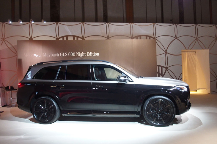 マイバッハGLS600ナイトエディション（サイドビュー）
