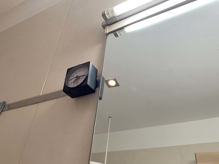 同様に壁の金属部分にも「デュアルロックファスナー」を貼り付けて、着脱できるようにした。