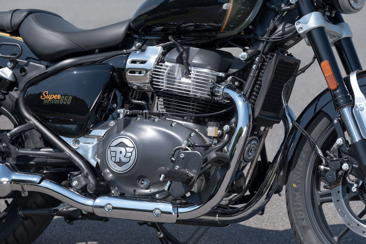 ヘッドまわりのフィンが目を引く、空冷の並列2気筒SOHCエンジン。排気量は648ccで、47PSの最高出力と52.3N・mの最大トルクを発生する。