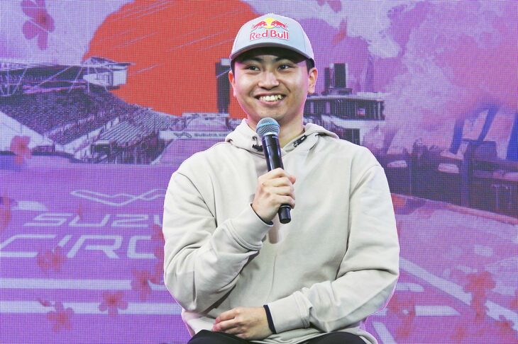 トークショーでは、現在戦っているスーパーフォーミュラの難しさに加え、レッドブルのF1チームで、マシン解析のためにドライブシミュレーターを走らせる仕事についても解説。オーストラリアGPでは、時差のあるイギリスのガレージで、夜の1時半から眠い目をこすりつつシミュレーターを走らせていたという。