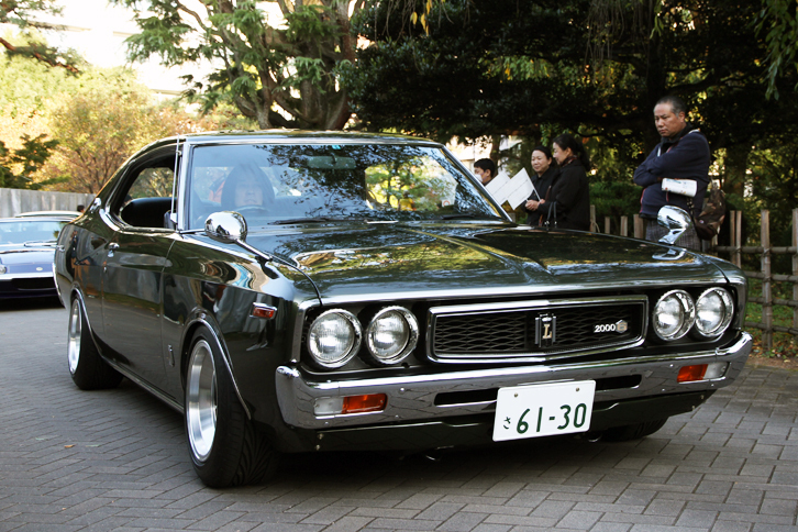 ローダウンしてハヤシストリート（アルミホイール）＋太いタイヤを履かせたほかはオリジナルで、程度抜群の「日産ローレル ハードトップ2000SGX」。内装も新車のようにキレイだった。