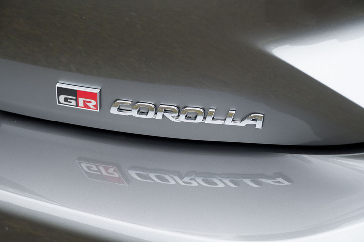 テールゲートに備わる「GR COROLLA」のバッジ。GAZOO Racingは、モータースポーツ活動や、それを通した車両開発の強化を目的とした組織で、2015年からはTOYOTA GAZOO Racingという呼称だったが、2026年1月よりGAZOO Racingに改称された。
