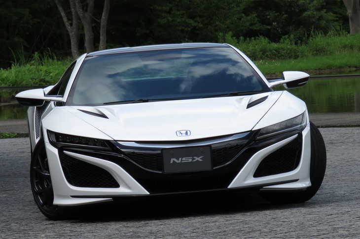 メッキの装飾に、凝った意匠のエアインテーク（中央部のグリルはダミー）、レンズ内にいくつもの“目玉”を突っ込んだ横長のヘッドランプなどなど……。「NSX」にはスーパーカーというより、“普通の高級車”に用いられるデザイン手法が多く見られる。