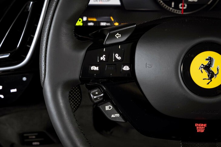 フェラーリ・ローマ スパイダー（ステアリングスイッチ）