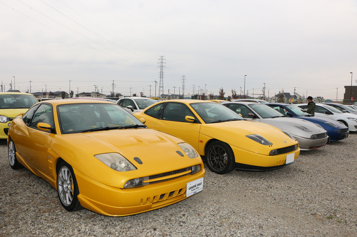 「クーペ・フィアット」の個性的なスタイルは、見るものを引き付ける力がある。BMWで手腕を振るい、新たなBMWデザインを生み出したクリス・バングルの作品だ。日本に正規輸入されたのはターボのみで、じゃじゃ馬といわれることも多かった。