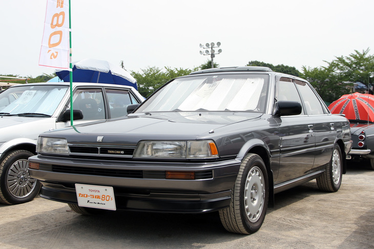 1980年代にトヨタカローラ店で扱っていたモデルが集う「カローラ店 80's」の展示より、1986年「トヨタ・カムリ2.0GT」。「セリカ カムリ」から数えて3代目となるカムリの、スポーツツインカムを積んだ最強グレード。