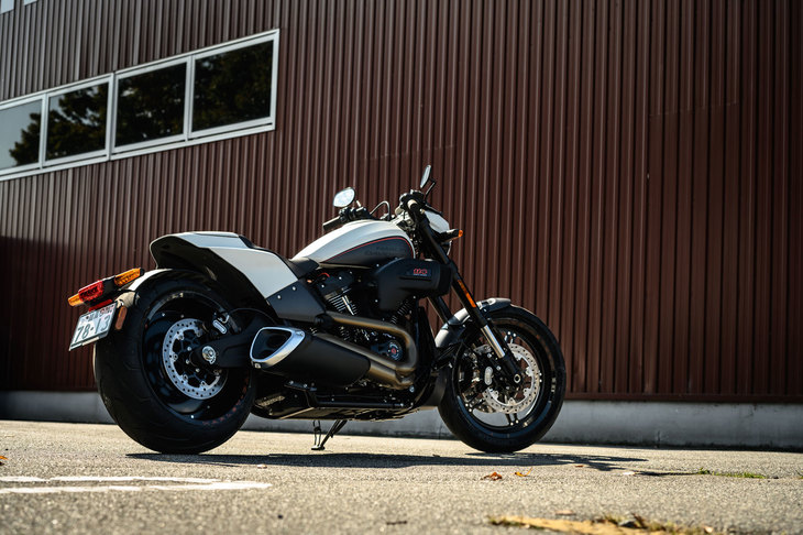 ロー＆ロングなスタイリングが目を引く「FXDR 114」。カラーリングは写真の「ボンネビルソルトデニム」を含む6種類が用意されている。