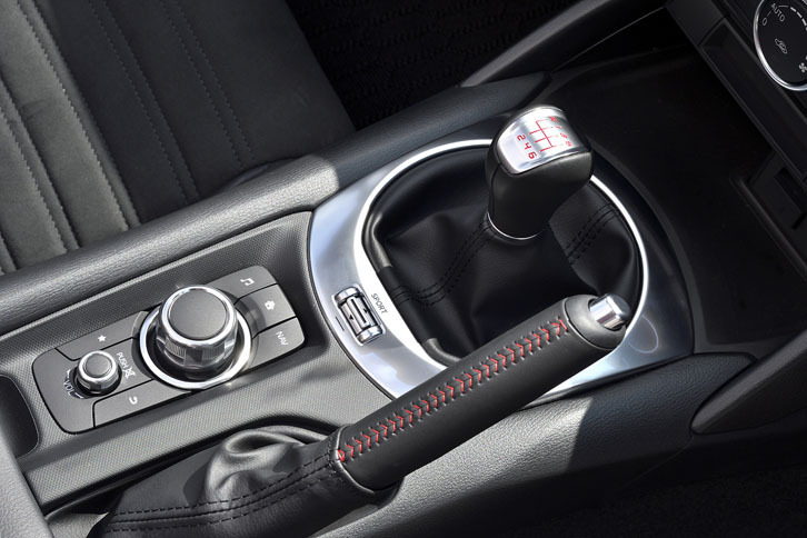 試乗車のトランスミッションは6段MT。先代「ロードスター」のものが用いられている。