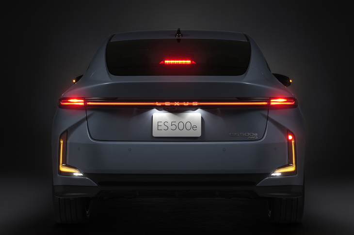リアでは「LEXUS」の発光ロゴと一体化した一文字のランプからテールランプ、ストップランプ以外の機能を外に配置した「リアLシグネチャーランプ」が目を引く。