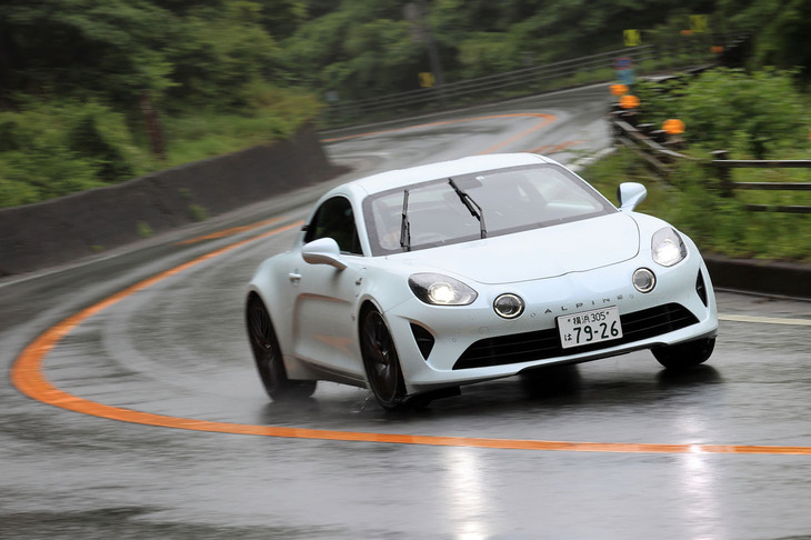 ブレーキは操作性が高く、制動力も十分。ディスクのサイズは前後ともにφ320mmで、前にはブレンボ製モノブロック対向4ピストンキャリパーが、後ろには同じくブレンボ製のシングルピストンキャリパーが組み合わされる。