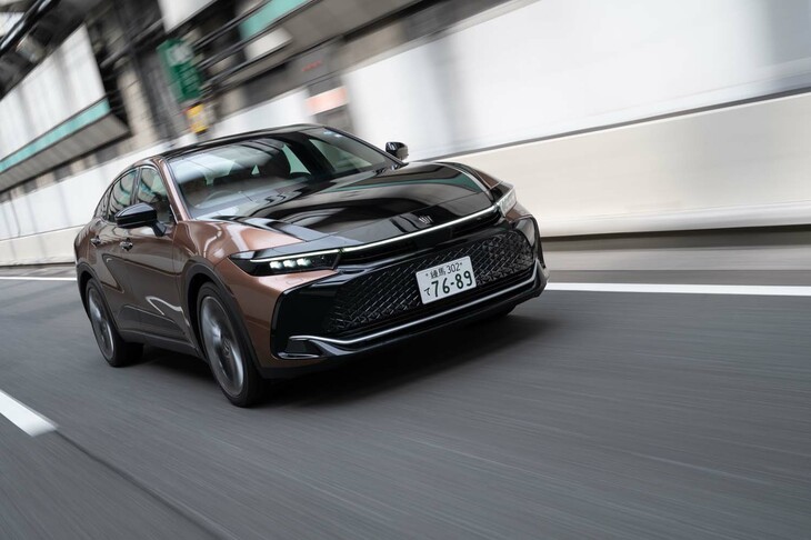 燃料電池車「ミライ」の比較対象としてチョイスした、ハイブリッド車「クラウン クロスオーバーG」。1000km走るのに必要な燃料代は、ミライの1万5566円に対して、1万0842円と出た。