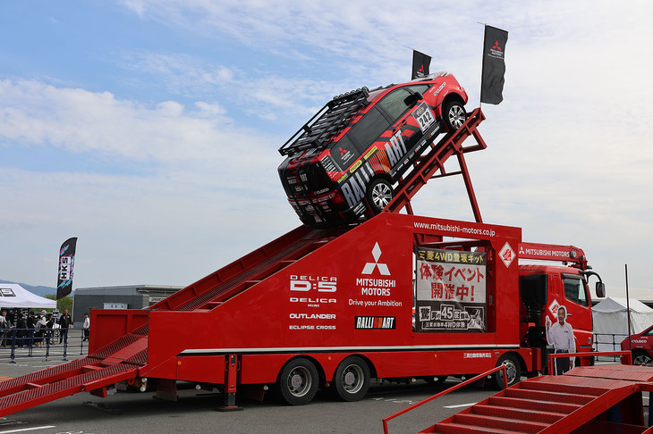 三菱自動車の4WD技術を体感できる「登坂キット同乗体験」も人気コンテンツのひとつ。今年は、マイナーチェンジを受けて大きく進化した「デリカD：5」が試乗車に使われた。ドライバーの一人は、同社で今も活躍するラリースト、増岡 浩さんだ。