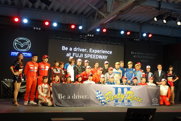 レース上位者による表彰式。ヘルメットを脱ぐと、女性ドライバーの多さにびっくり。