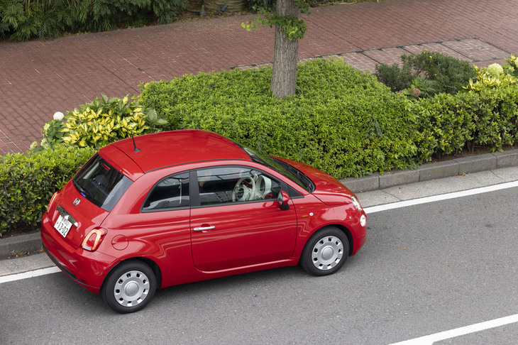 「フィアット500 1.2カルト」の価格は259万円。ベーシックな1.2リッターモデルはずっと200万円前後で販売されてきたが、2021年ごろからの相次ぐ値上げで262万円に達し、販売終了間際に3万円ダウンした。