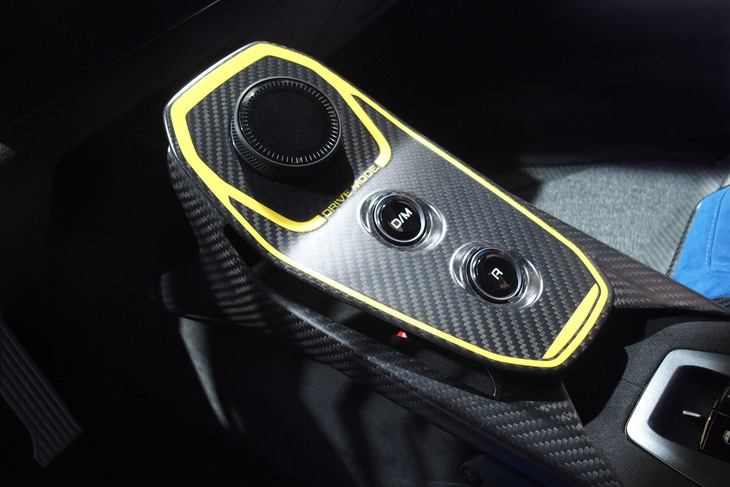 カーボンファイバー製のセンターコンソールパネルにはイエローのラインが入る。