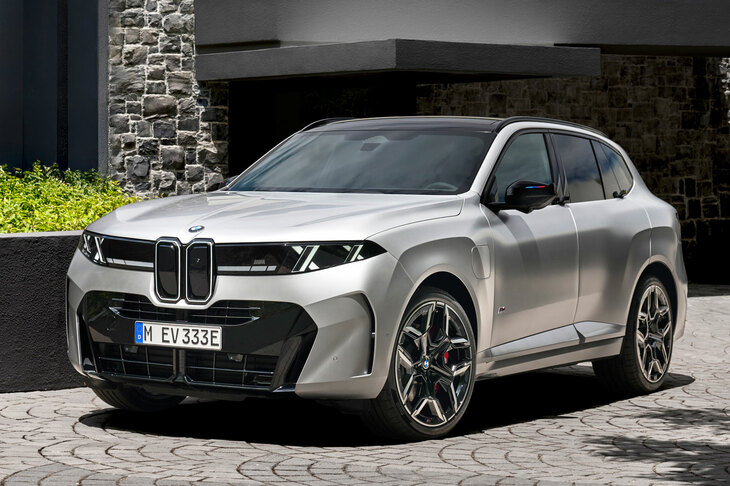 欧州SUVのフロントクオータービューの比較。まずは今回のお題である新型「BMW X5」だが、リアの縁（写真だと右奥）に注目。かなり前振りの画角だが、それでもリアタイヤの後方に、ボディーの重みが感じられる。