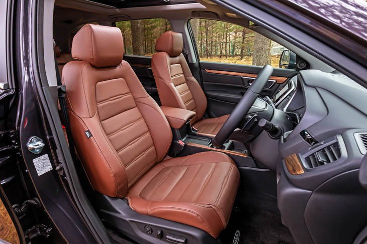 ハイブリッド車のシートレイアウトは2列5人乗りのみ。ガソリン車に設定のある、3列7人乗りは用意されていない。