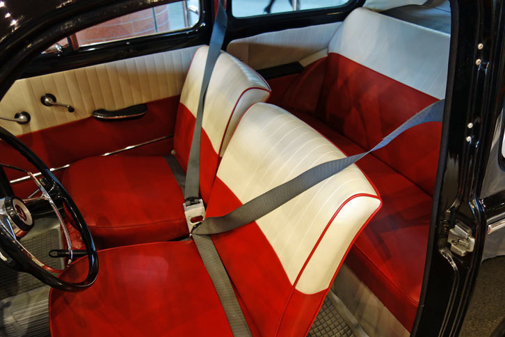 「PV544」のフロントシートには、すでに現代のものとほとんど変わらない形の3点式シートベルトが備わっている。