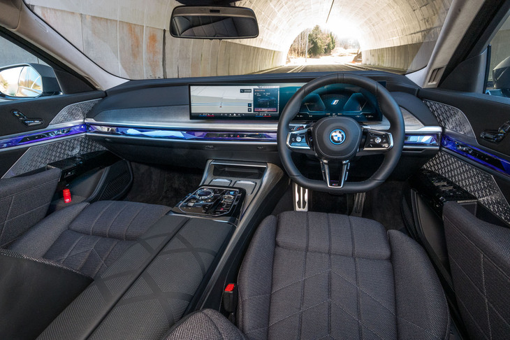 左右のドアとインストゥルメントパネルをアンビエントライト内蔵のクリスタルバーがぐるりと囲む。ライトの色は音声コマンド等で自由に変えられるが、撮影時はボディーカラーと同じパープル系に設定した。