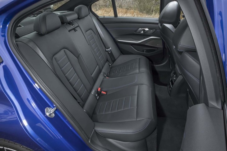 後席の背もたれは3分割式。チャイルドシートを装着するためのISOFIXアタッチメントは標準で備わる。