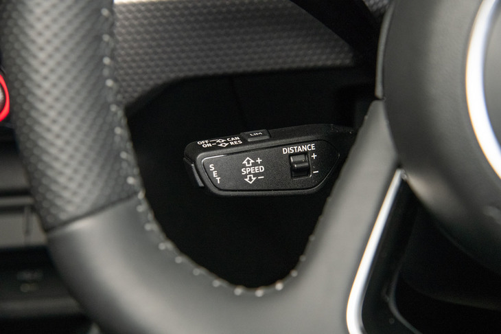 オプションで用意されるアダプティブクルーズコントロールのコントローラー。古式ゆかしきレバー式となっている。