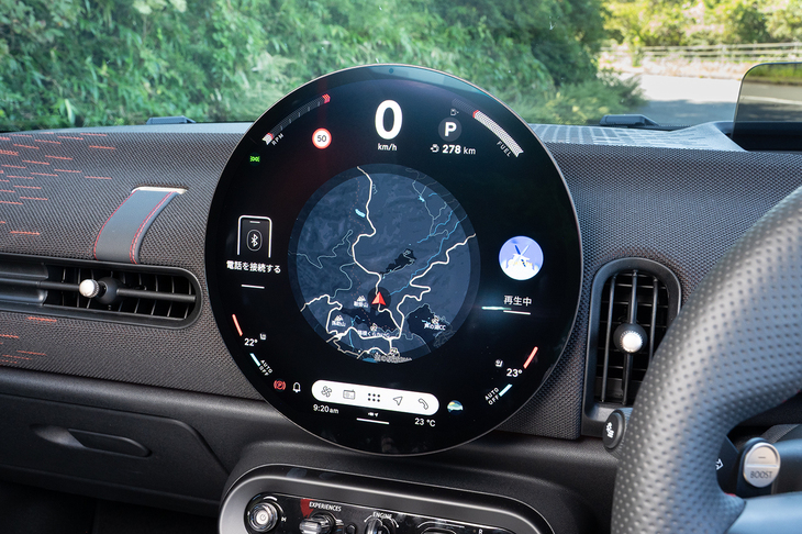 円形のセンターディスプレイはスマートフォンのような直感的な操作ができるのが特徴。これは「ゴーカート」モードのホーム画面で、真ん中のマップをタッチすると……