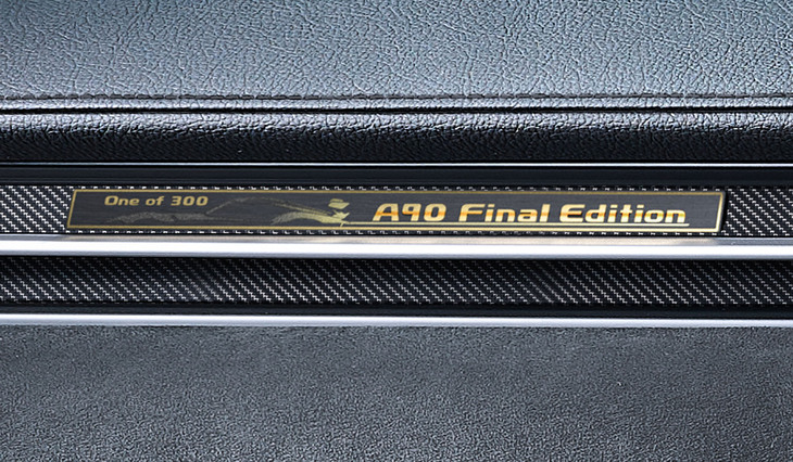助手席前方には、世界限定300台（国内販売台数は150台）であることを示すプレートが添えられる。