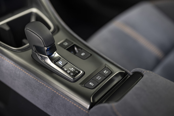 シフトセレクターはトヨタ／レクサスでおなじみの手のひらで包み込んで操作するタイプ。オーナメントパネルには「艶炭（つやずみ）」と呼ばれるフィルムを貼っている。