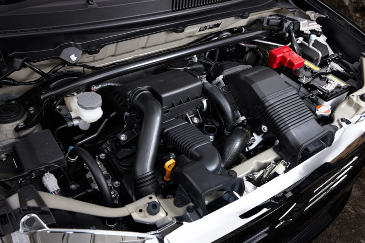 エンジンについては燃焼室内の温度を下げることで空気の充てん効率を高め、最大トルクを10.2kgmに向上。また加速時のアクセル操作に対する応答遅れを10％縮めている。