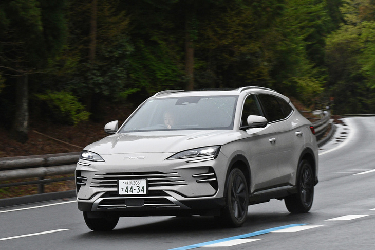「DM-i」と呼ばれるプラグインハイブリッドシステムを搭載するミッドサイズSUV「BYDシーライオン6」。写真はFWD仕様車で、価格は398万2000円。