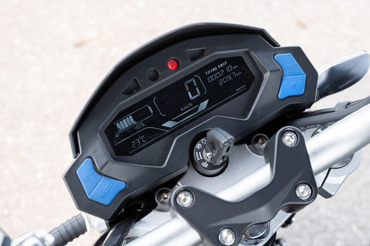 システムの起動はコンベンショナルなキーシリンダー式。液晶ディスプレイの右側には、ちょっと便利な「R」（リバース）モードのスイッチが備わる。