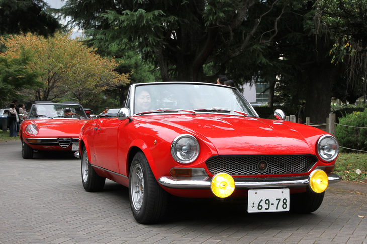 1969年「フィアット124スポルト スパイダー」に続くのは、1974年「アルファ・ロメオ2000スパイダー ヴェローチェ」。60年代にピニンファリーナが手がけた、2台のイタリアンスパイダー。