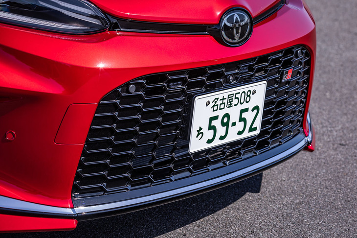 ラジエーターグリルには専用の「ファンクショナルマトリックスグリル」を採用。「GR」ブランドの“G”の文字をモチーフにした六角形のメッシュ形状が左右シンメトリーに配置される。