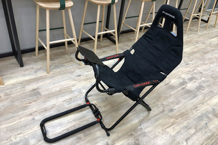 オランダのPlayseatのゲーミングチェア「Challenge（チャレンジ）」。組み立ては簡単でつくりは簡素だが、座り心地は良好だ。