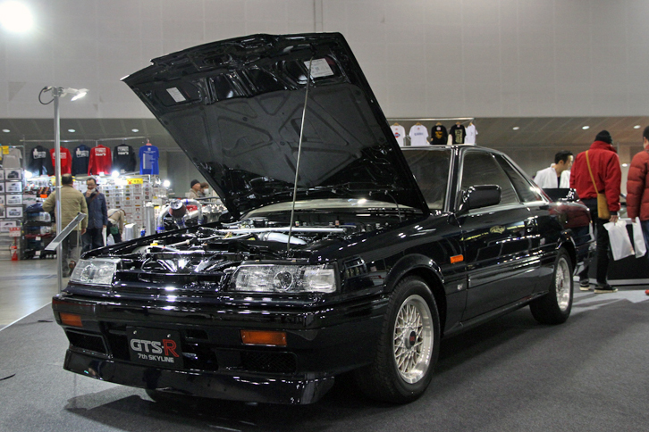 通称7th（セブンス）こと7代目「日産スカイライン」（R31系）の専門店である、その名もR31ハウスが出展していた1987年「スポーツクーペGTS-R」。ノスタルジック2デイズ特別価格で500万円。