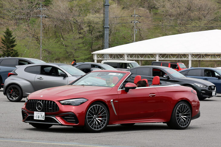 「新型車大試乗会」の参加車両である「メルセデスAMG CLE53 4MATIC＋カブリオレ」。試乗では富士スピードウェイの構内路をカルガモ走行するのだが、アップダウンやコーナーも多いため、のんびりとした走りでもクルマの運動性能を感じられるのがうれしい。