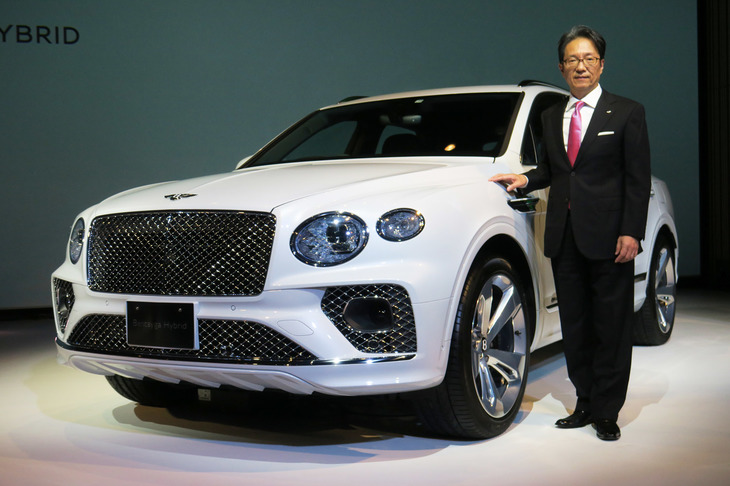 「ベントレー・ベンテイガ ハイブリッド」と、ベントレーモーターズジャパンの牛尾裕幸代表。