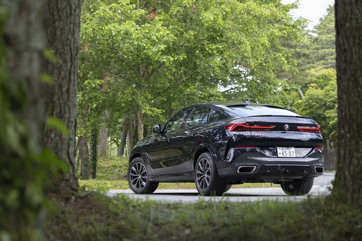 マイルドハイブリッド化によってWLTCモードの燃費値が11.3km/リッターから12.4km/リッターへと改善。燃料タンクは80リッターの大容量を誇る。