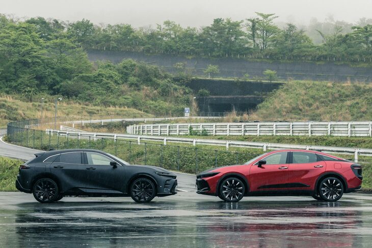 実は「クラウン スポーツ」（写真向かって左）と「クラウン クロスオーバー」（同右）は、同じ“エンジン横置き”の「GA-K」プラットフォームをベースとしている。それどころか、今後登場予定の「クラウン エステート」も同プラットフォームがベースとなりそうだ。同門では「ハリアー」も「RAV4」もGA-Kベースだし、レクサスのSUVや海外専売モデルも含めたら、その数は両手の指では足りないほどだろう。（写真：山本佳吾）