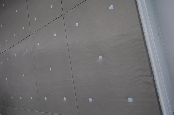 サービス工場の一面には、柔らかい防音材が貼られていた。