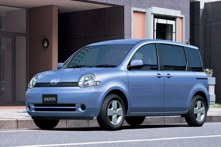 2003年9月に発売された初代「シエンタ」。2010年に一度生産終了となるも、翌年に復活。何度も一部改良やマイナーチェンジを受けながら、12年にわたり現役で活躍し続けた。（写真：トヨタ自動車）