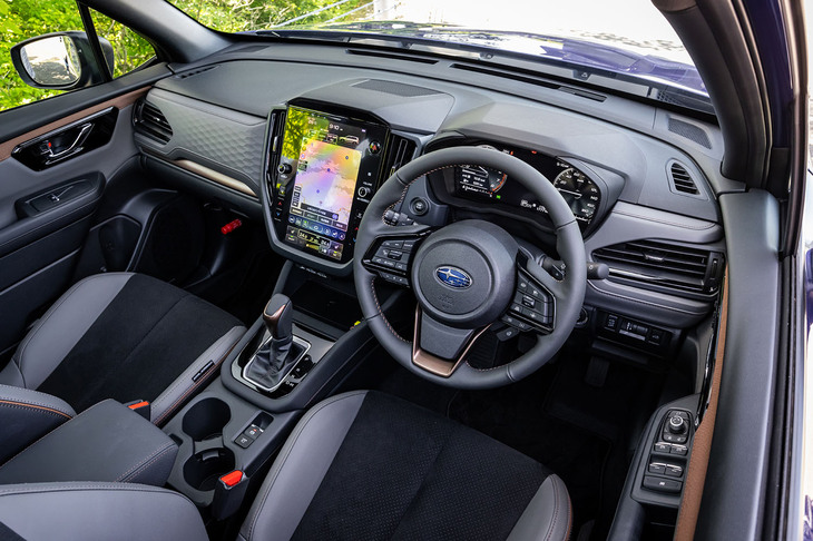 厚みのあるダッシュボードや各所に用いた多角形のモチーフで力強さが表現された新型「フォレスター」のインテリア。全方向をすっきりと見渡せる視界の良さや、メーター類の読み取りやすさは、スバル車に共通するセリングポイントである。