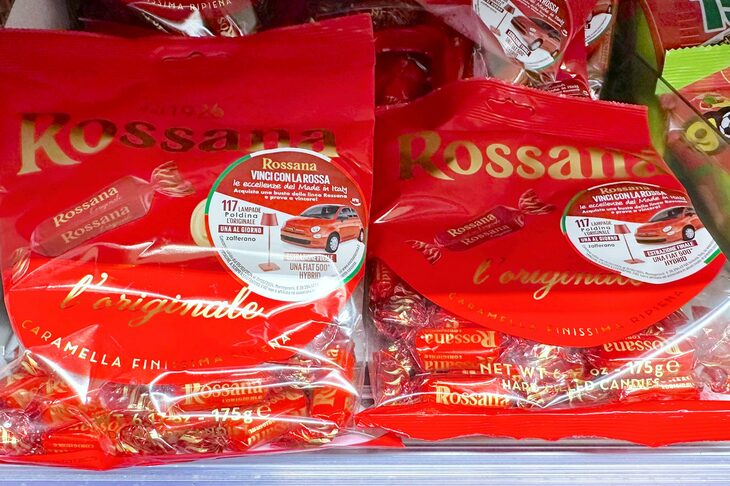 ロッサーナの懸賞2024年バージョン。「フィアット500」に次ぐ景品はデザイン照明ブランド「ポルディーナ」のランプ117個である。