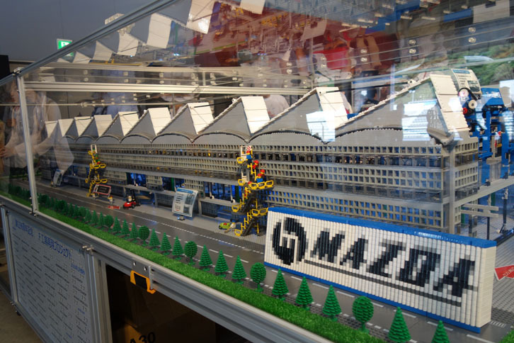 【工場模型展示】こちらは表側。旧マツダF工場の様子を生産スタッフがブロックで再現した。