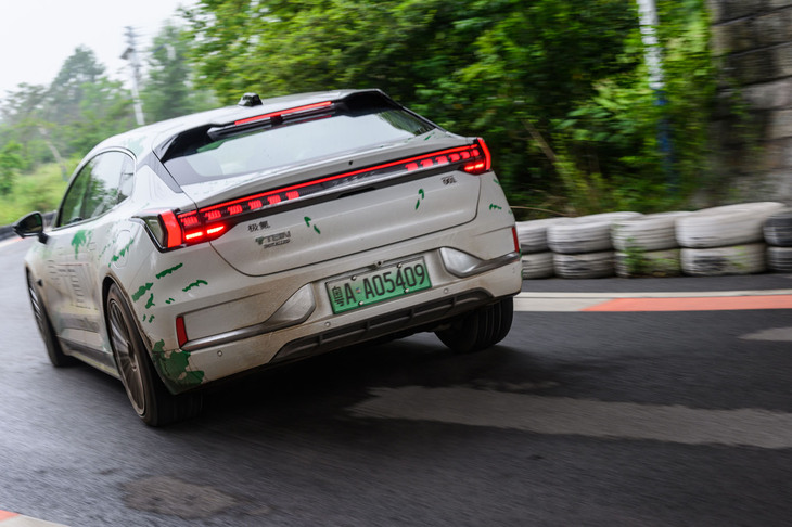 「ジーカー001」で右コーナーを攻める。テインの「エンデュラプロプラス」に交換後のほうがリニアなボディーコントロールができた。