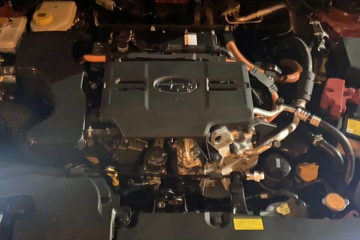 ストロングハイブリッドシステムは、最高出力160PS、最大トルク209N・mの2.5リッター水平対向4気筒エンジンに、駆動用と発電用の2つのモーターとフロントデファレンシャルギア等をひとつにまとめたトランスアクスルや、容量1.1kWhのリチウムイオンバッテリーを組み合わせて構成される。