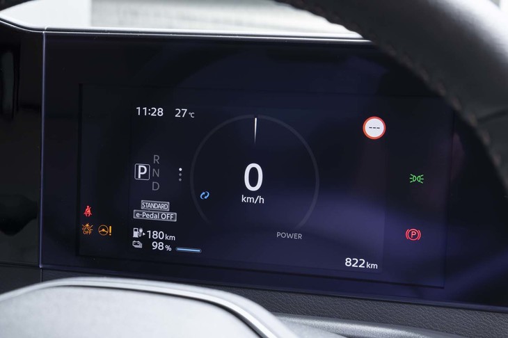 液晶式のメーターパネルは文字の表示が大きく視認性が高い。駆動用バッテリーの残りが98％で航続可能距離が180kmと表示されている。