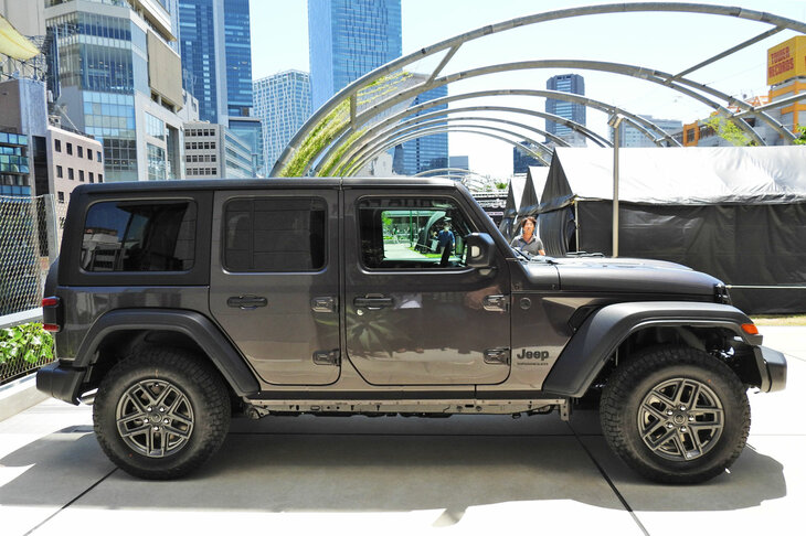 ジープ・ラングラー アンリミテッド スポーツ（サイド）