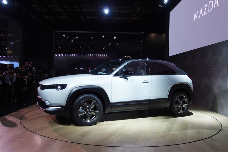 「マツダMX-30」のサイドビュー。